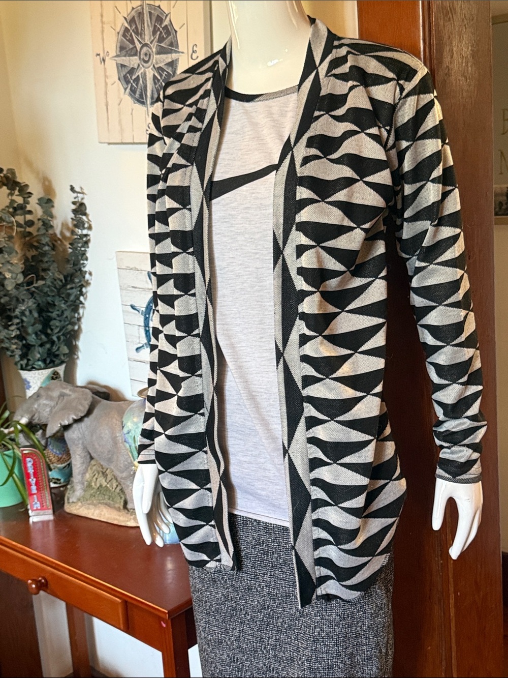 Vintage Nike size s Womenโs Black & White Geometric Open Cardigan